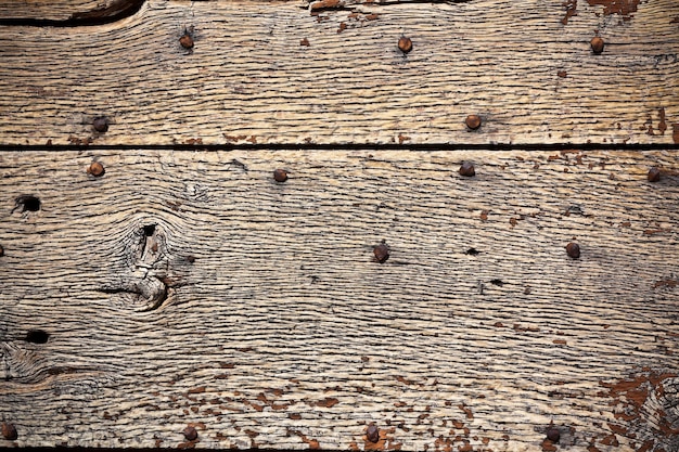 Superfície de madeira com fundo de rebites de metal antigo