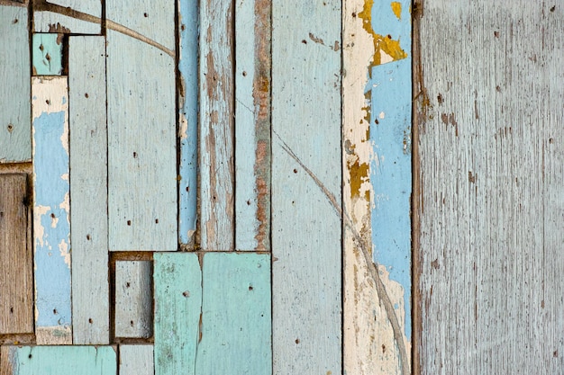 Superfície de madeira velha, verde, azul, lindamente decorado no fundo da parede