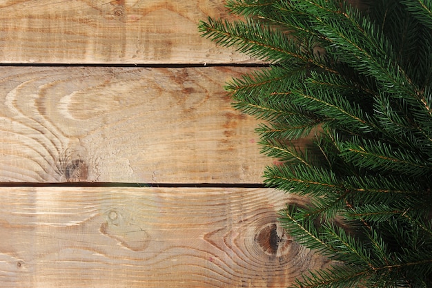 Superfície de natal com árvore de natal na superfície de madeira