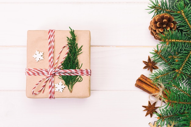 Superfície de Natal com árvore do abeto e caixa de presente na mesa de madeira.