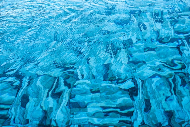 Superfície de piscina azul transparente