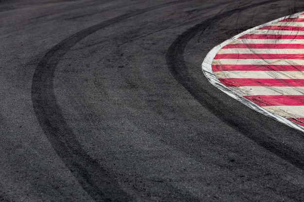 Superfície de textura abstrata e fundo da marca de derrapagem do pneu do carro na pista de corrida Marca de pneu preto na pista de corrida de rua Conceito de automóvel e automotivo