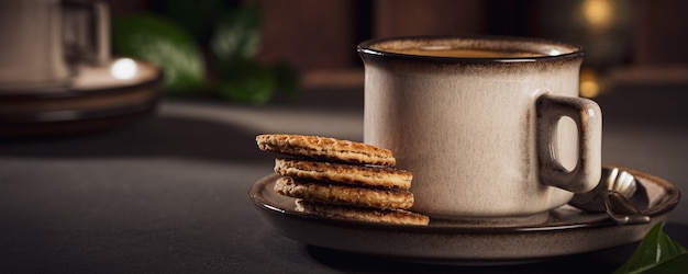 Superfície do café com marrom xícara de café e stroopwafels de cookies tradicionais holandeses. Estilo retro em tons. Bandeira