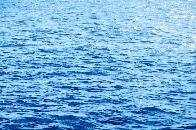 Superfície do mar azul com ondas