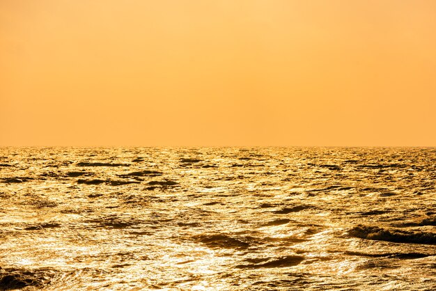 Foto superfície do mar com tempo claro e ensolarado