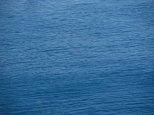 Superfície do mar em um dia ensolarado de verão