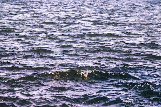 Superfície do padrão de onda fresca ou reservatório do mar. Papel de parede de fundo das ondas do rio sobre as ondas do mar ou do oceano da superfície da água. Conceito de papéis de parede de natureza de fundos. Lago de ondulações de fotos. Copie o espaço