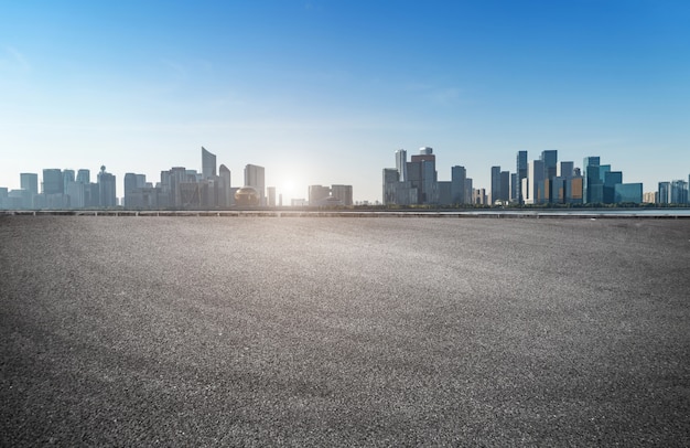 Superfície do piso de estrada vazia com edifícios de referência moderna cidade na china