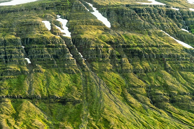 Superfície do terreno montanhoso islandês resistido no verão na Islândia