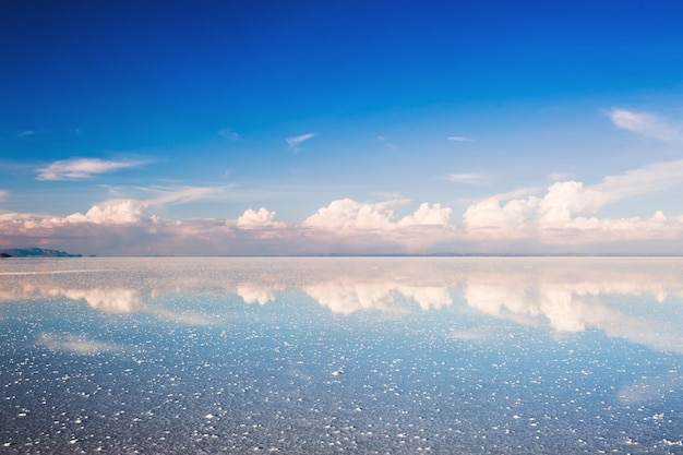 Superficie de espejo en el Salar de Uyuni, Altiplano, Bolivia