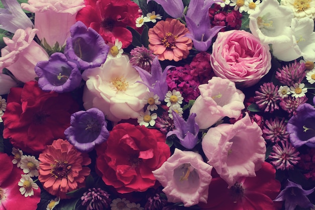 Superficie floral con peonías y rosas.
