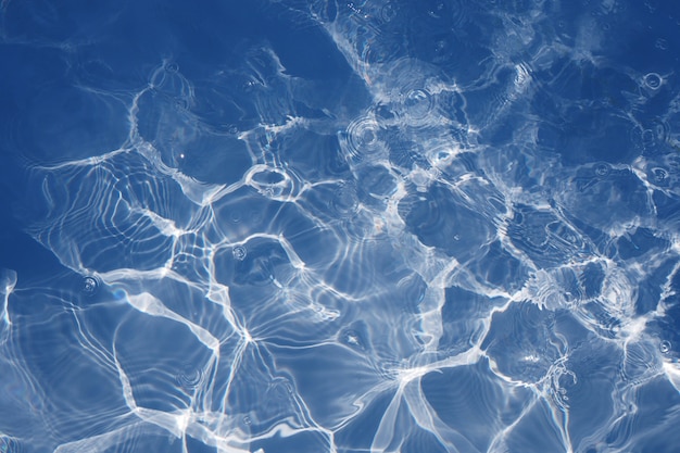 Superficie del fondo de la piscina de agua azul