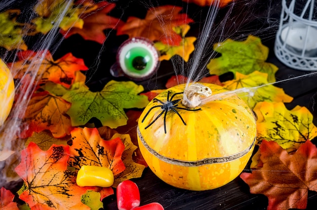 Superficie de Halloween con pan de jengibre, calabazas y velas
