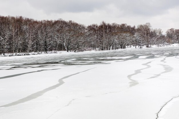 Superficie de hielo agrietada del río congelado