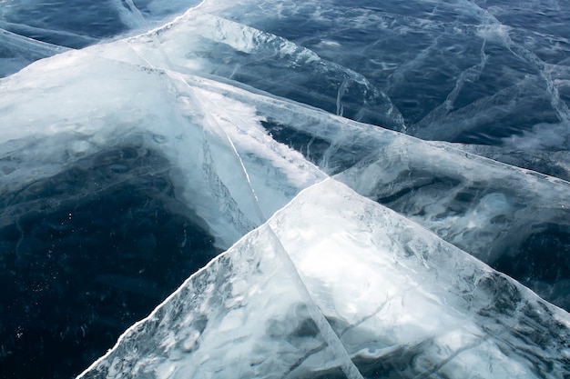 Superficie del lago congelado en el lago Baikal, Rusia