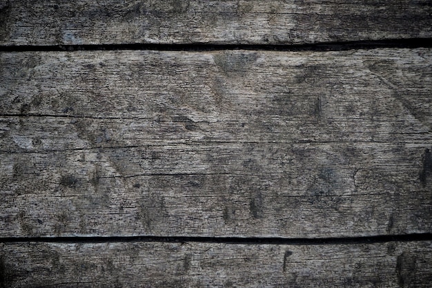 Superficie de madera oscura del fondo de la textura con el viejo modelo natural. Primer plano de fondo de textura de madera de pared negra (transversalmente)