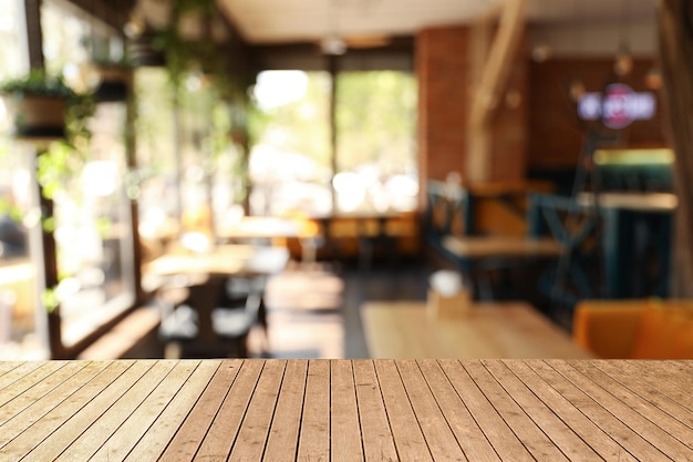 Superficie de madera vacía en el café Espacio para el diseño