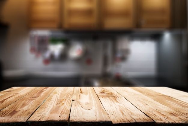 Superficie de madera vacía en la cocina de fondo borroso en el apartamento