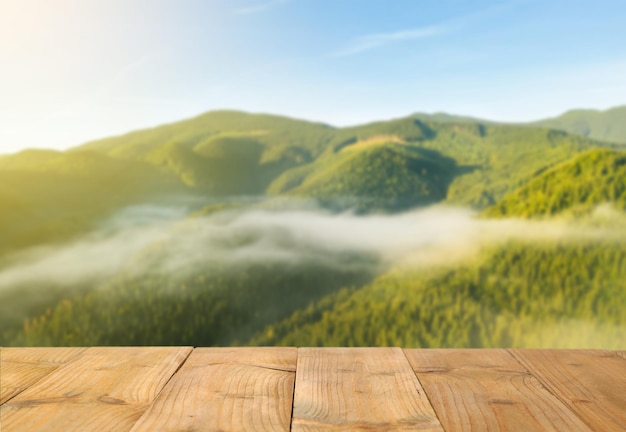 Superficie de madera vacía y hermosa vista del paisaje montañoso en un día soleado Espacio para el diseño