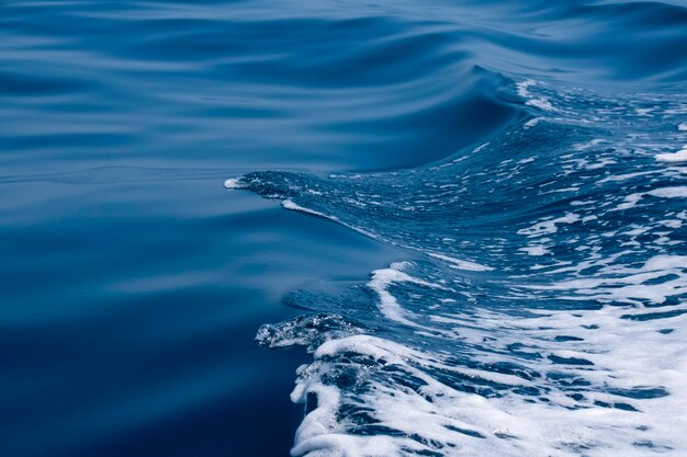 Foto superficie del mar, afluencia de olas. el agua en espuma sibilante. fondo de escritorio. canal de mozambique, af