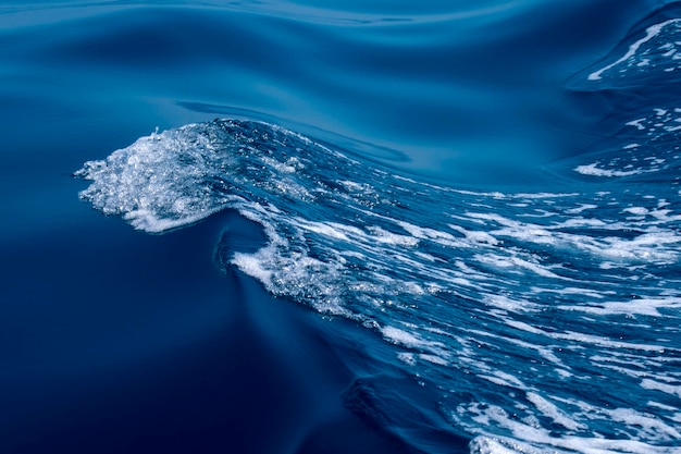 Foto superficie del mar, afluencia de olas. el agua en espuma sibilante. fondo de escritorio. canal de mozambique, af