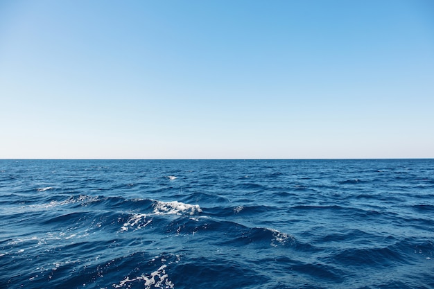Foto superficie del mar azul con olas