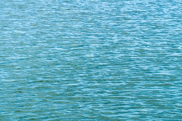 Superficie del mar con pequeñas olas