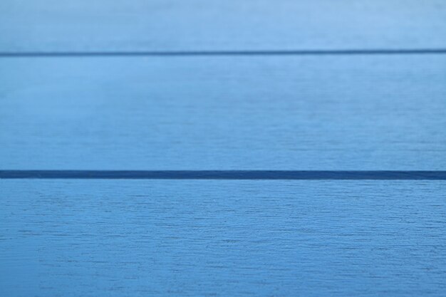 Foto superficie de la mesa de madera de color azul vivo de primer plano