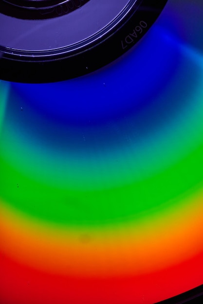 Superfície metálica curva com cores sólidas do arco-íris e recurso de fundo central superior preto