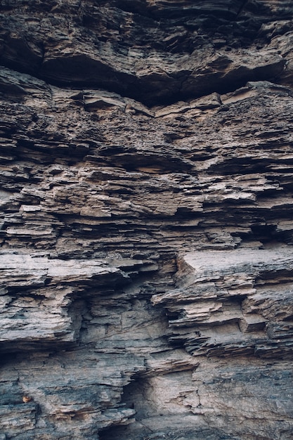 Superficie de un muro de piedra. Fondo de piedra negra. Textura de roca. Fondo de pila de rocas.