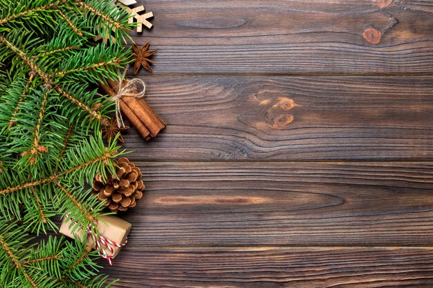 Superficie de Navidad con abeto y caja de regalo sobre fondo de mesa de madera