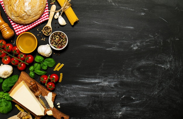 Foto superficie negra con ingredientes para hacer una comida