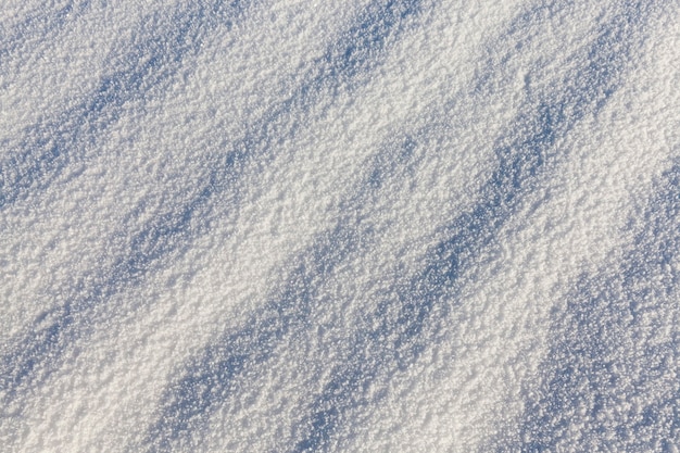 La superficie de la nieve blanca y hermosa real después de nevadas. La superficie de la nieve forma sombras en la foto. Primer plano, en, invierno