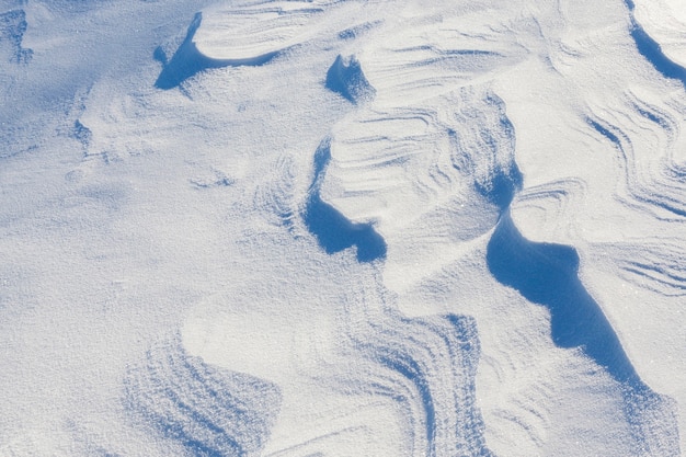 Superficie de nieve con irregularidades de nieve pasada. Cerca de la foto