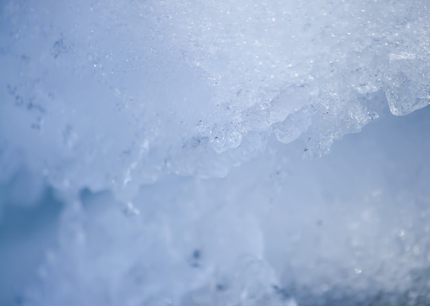 Superficie de nieve limpia fresca en un día de invierno