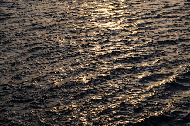 Superficie de ondas de agua de tonos grises como fondo