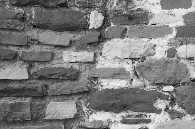 Superficie de pared de piedra áspera, fondo incoloro, blanco y negro