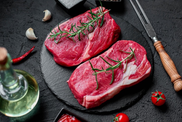 Una superficie de piedra negra con un plato de carne y una copa de vino.