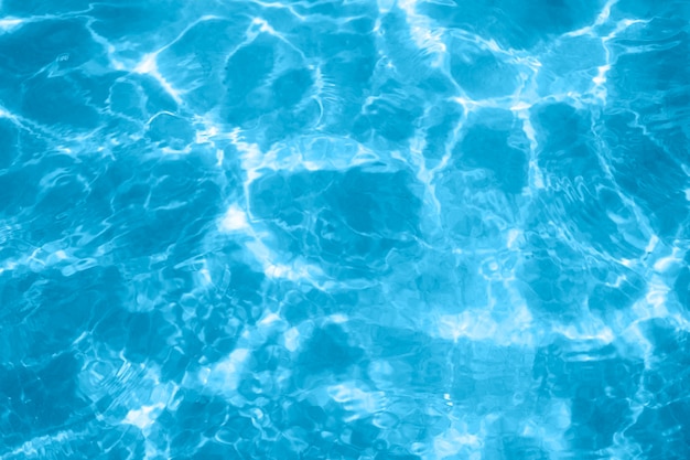 Superficie de la piscina azul o fondo marino o oceánico de agua en la piscina