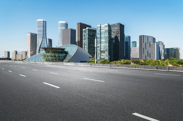 Superficie del piso de la carretera vacía con edificios emblemáticos de la ciudad moderna en China