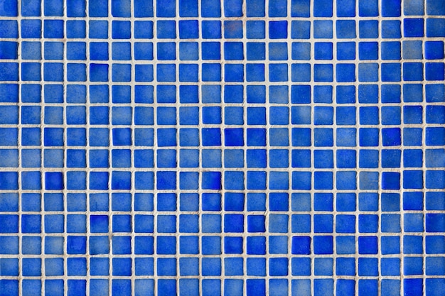 Superficie revestida de mosaico, con finas baldosas cuadradas en azul cobalto.