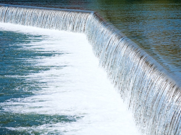 Foto superficie del río con gota de agua.