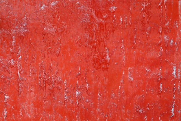 Superfície seca áspera pintada velha de tinta vermelha com listras