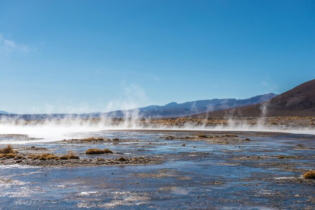 Superficie soleada cubierta de vapor y géiseres en Bolivia