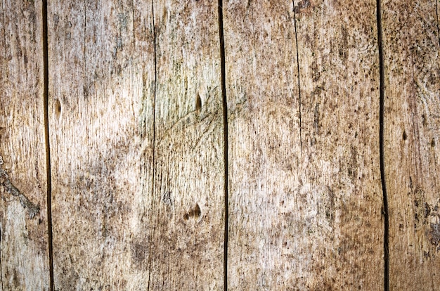 Superfície texturizada de madeira com rachaduras verticais