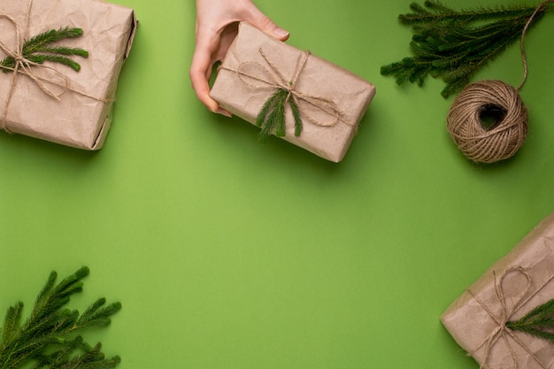 Foto superfície verde com presentes de eco com plantas verdes em papel ofício