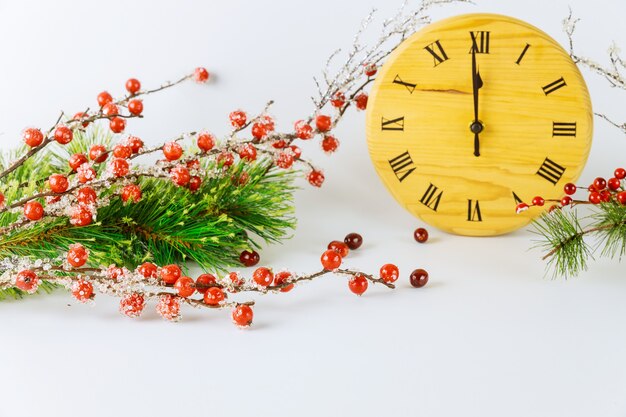 La superficie de la víspera de Año Nuevo con la esfera del reloj y la manecilla de las horas muestra las doce en punto. Concepto de vacaciones.