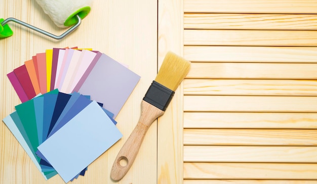 Foto superficies de madera y herramientas para pintar y reparar la paleta de colores