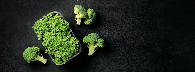 Foto superfood-brokkolisprossen und kohl, reich an sulforaphan und antioxidantien, einem sekundären pflanzenstoff mit krebshemmender und entzündungshemmender wirkung