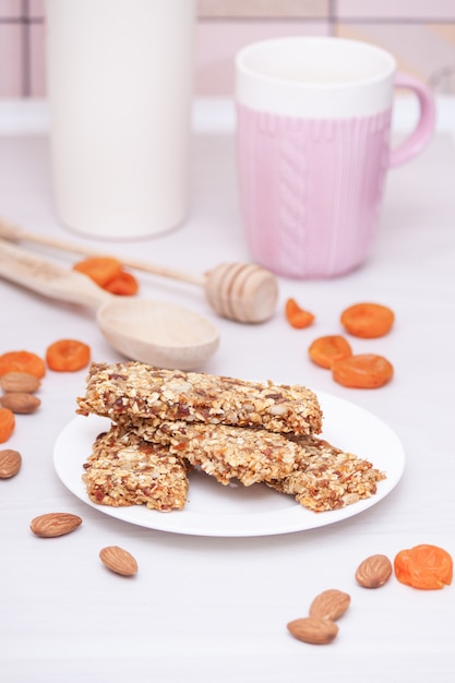 Superfood Frühstück Müsliriegel mit Hafer, Nüssen, Beeren, Früchten. Vertikale.